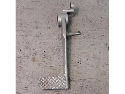 Baksidan på Bromspedal från en Yamaha YZF R6 -2006 motorcykel.