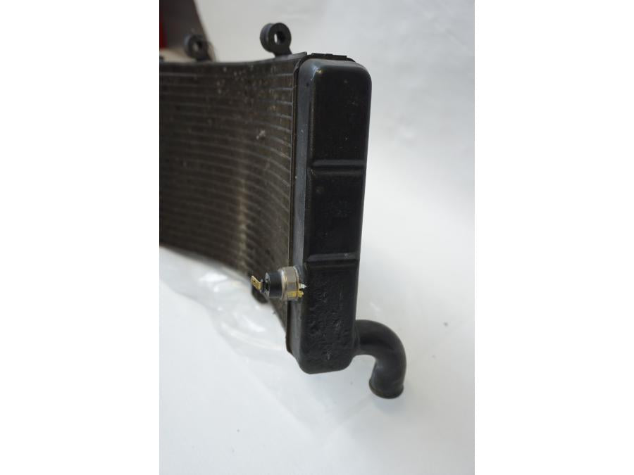 Höger sida på Vattenkyl från en Honda CBR 900 RR -1997 motorcykel.