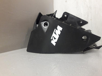 Vänster sida på Vattenkylgaller från en KTM 125 Duke -2017 motorcykel.