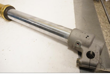 Snett nerifrån på Gaffelben från en Honda CRF 250 -2013 motorcykel.