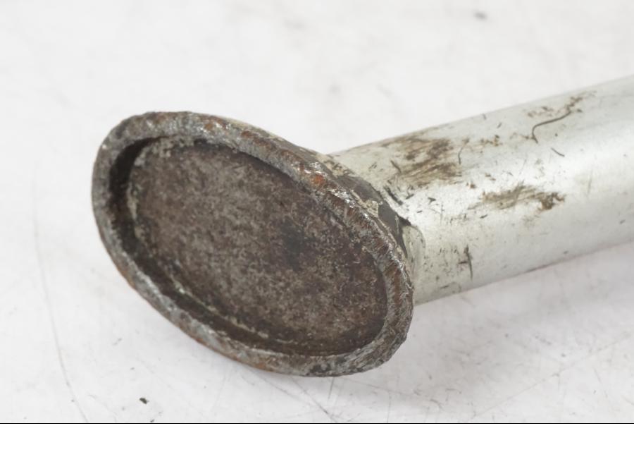 Snett nerifrån på Sidostöd från en Kawasaki KL 650A -1987 motorcykel.