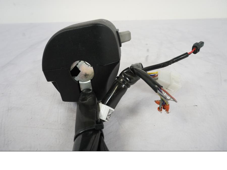 Snett uppifrån på Styrelreglage från en KTM 790 Duke -2019 motorcykel.