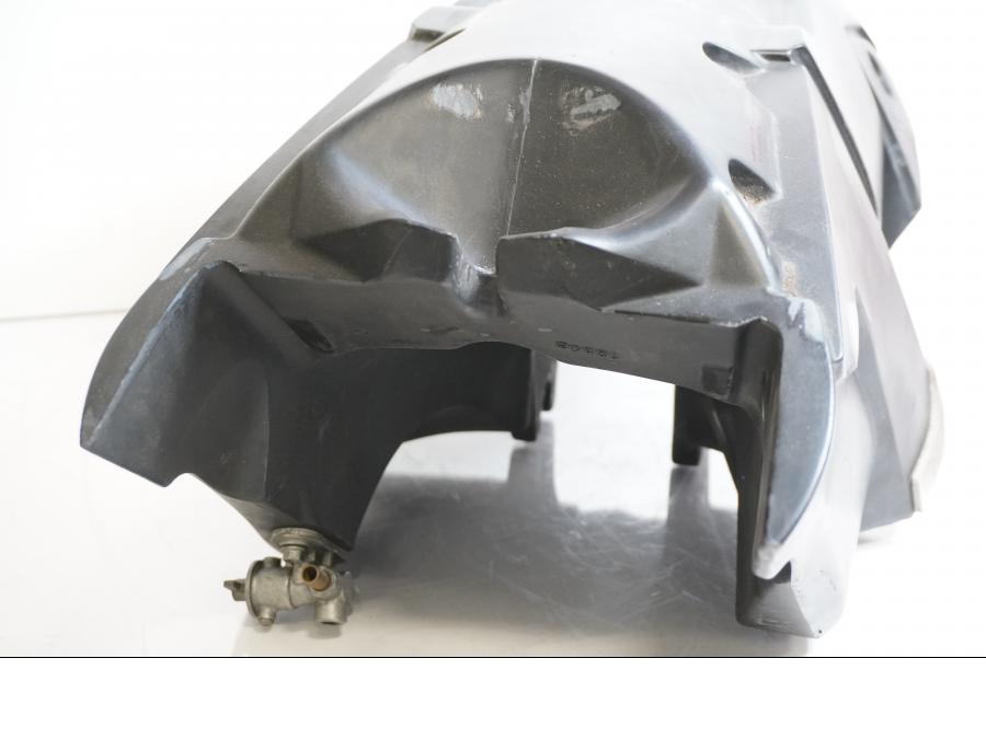 Snett uppifrån på Bensintank från en KTM 640 Duke -2001 motorcykel.