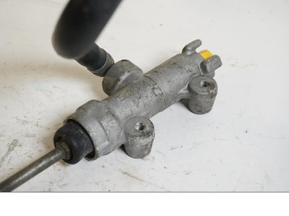 Vänster sida på Bromshuvudcylinder från en Suzuki DL 1000 -2006 motorcykel.