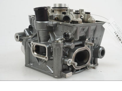 Framsidan på Topplock från en KTM 1290 Super Duke R -2021 motorcykel.