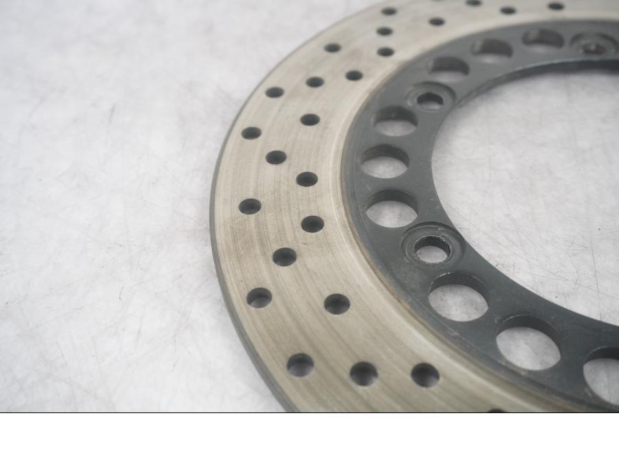 Baksidan på Bromsskiva från en Yamaha YZF 1000 R1 -2001 motorcykel.