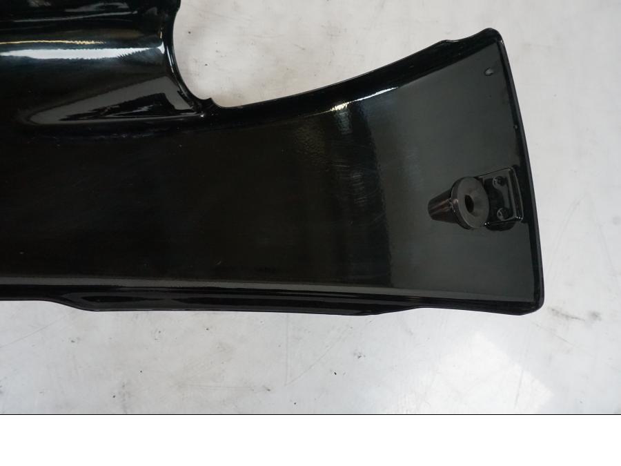 Snett nerifrån på Sidopanel från en H-D Softail Sport Glide FLSB -2022 motorcykel.