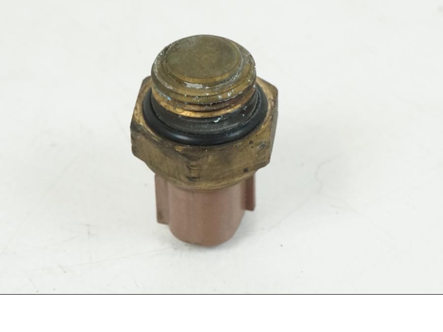 Höger sida på Vattentermostatgivare från en KTM 990 SM -2009 motorcykel.