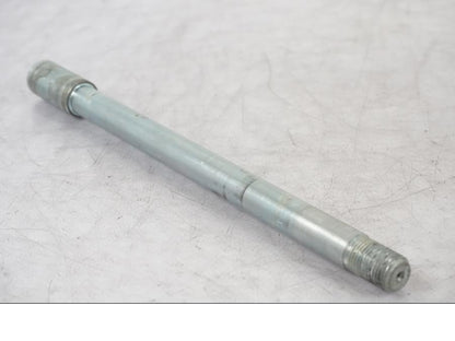 Höger sida på Axel från en Suzuki VL 800 -2002 motorcykel.