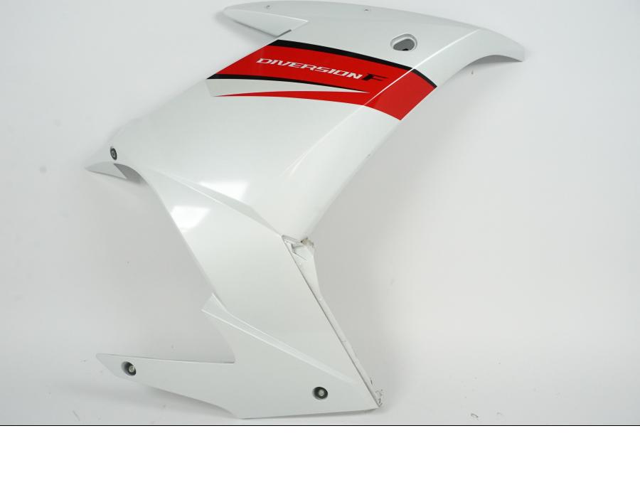 Framsidan på Sidkåpa från en Yamaha XJ 6 -2011 motorcykel.