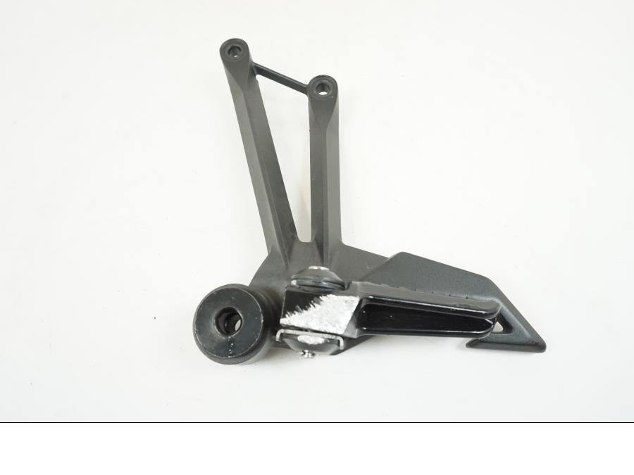 Framsidan på Fotpinnefäste från en Kawasaki Z 1000 -2017 motorcykel.