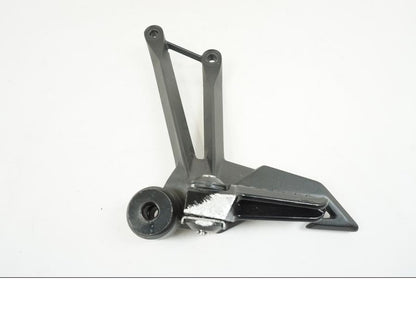 Framsidan på Fotpinnefäste från en Kawasaki Z 1000 -2017 motorcykel.