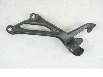 Framsidan på Fotpinnefäste från en Kawasaki Z 900 -2019 motorcykel.