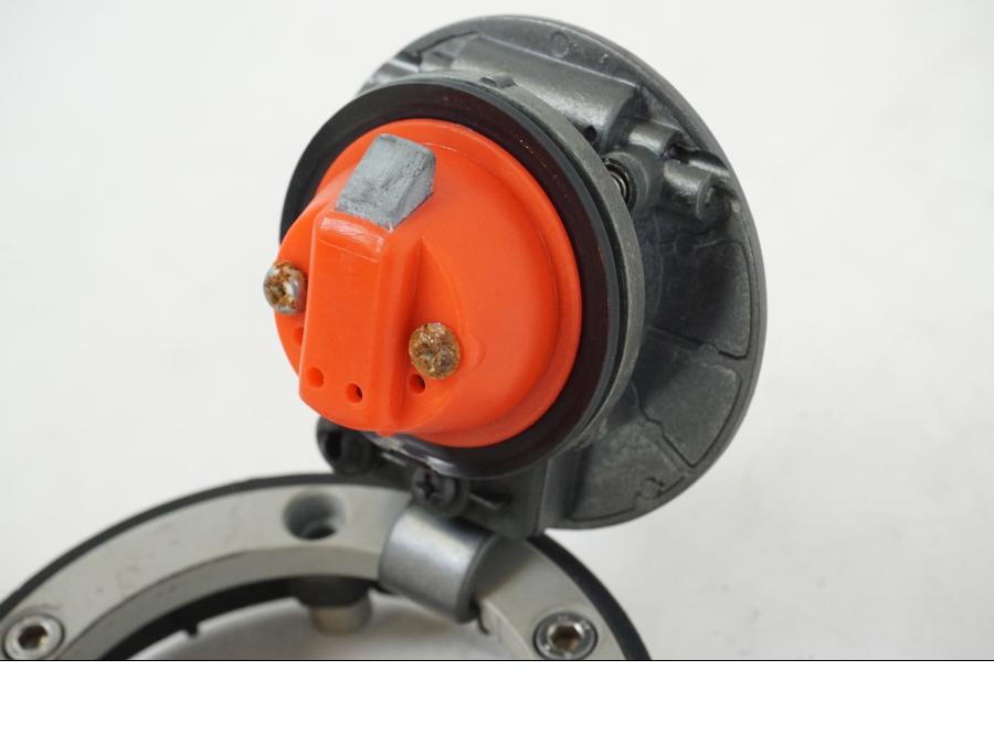 Snett nerifrån på Tanklock från en Triumph Speed Triple -2008 motorcykel.