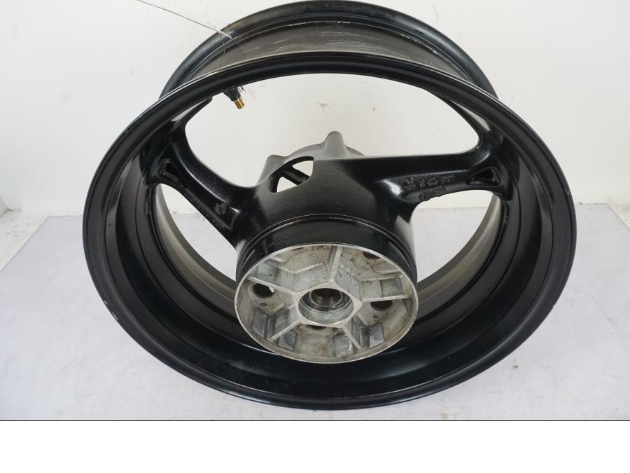 Snett nerifrån på Fälg från en Suzuki GSX 1300 R -2010 motorcykel.