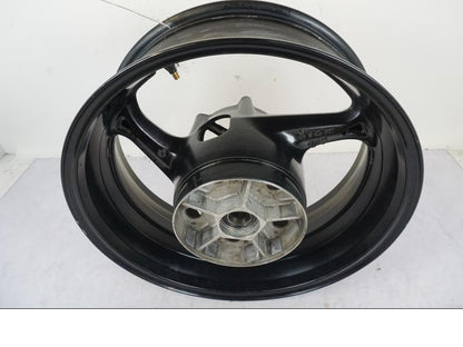 Snett nerifrån på Fälg från en Suzuki GSX 1300 R -2010 motorcykel.