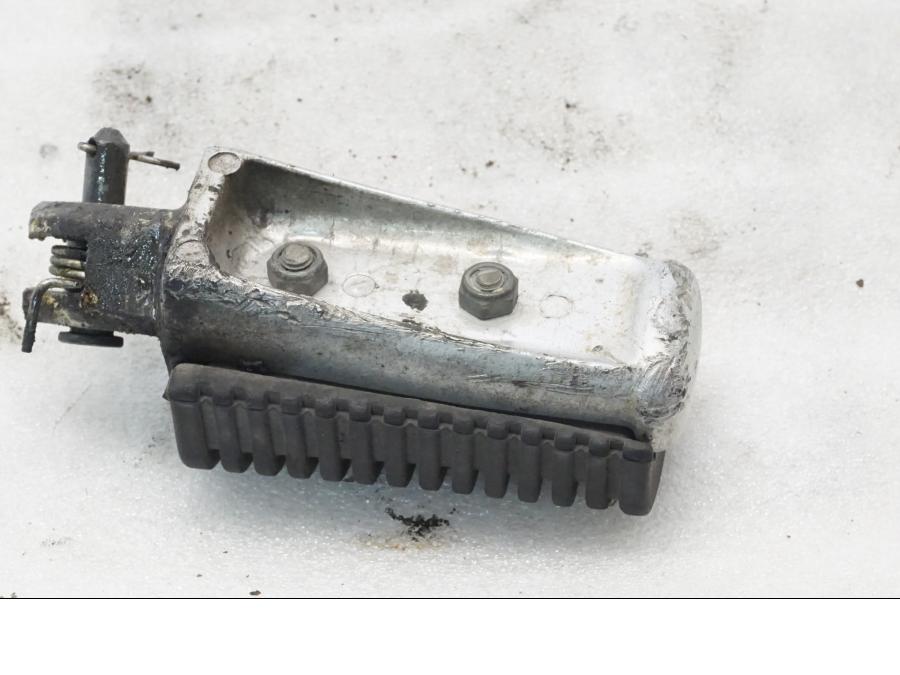 Höger sida på Fotpinne från en Yamaha XVS 650 -1999 motorcykel.