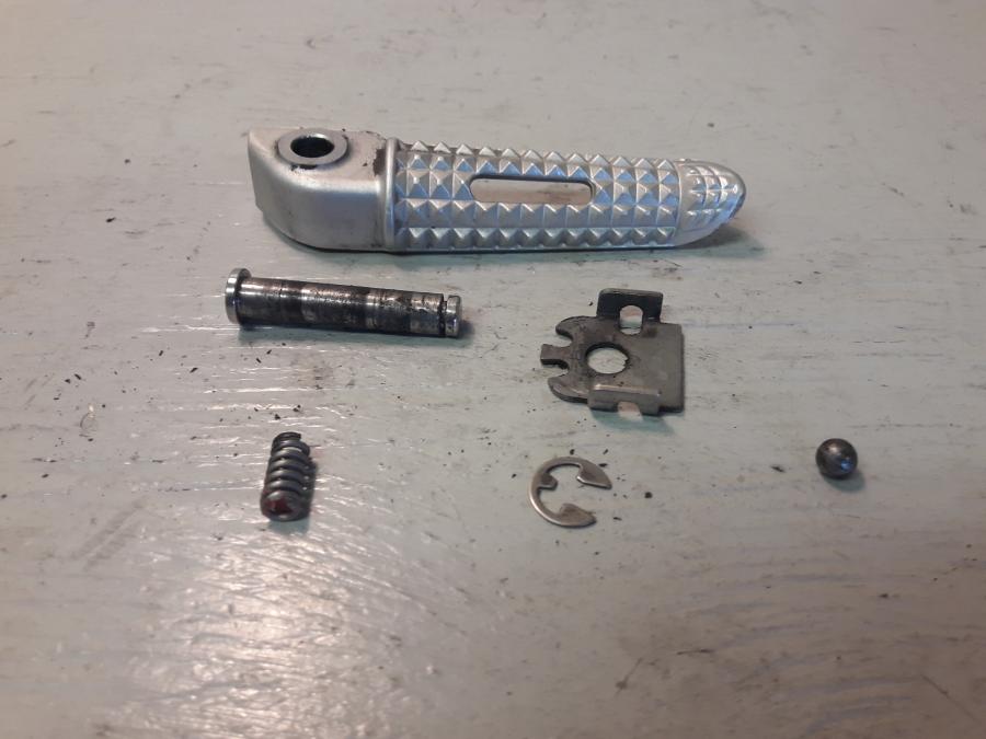 Framsidan på Fotpinne från en Triumph Daytona 675 -2012 motorcykel.