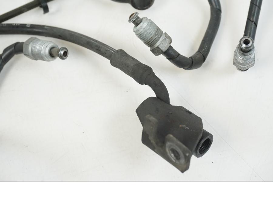 Snett nerifrån på Bromsledning från en BMW F 650 CS -2002 motorcykel.