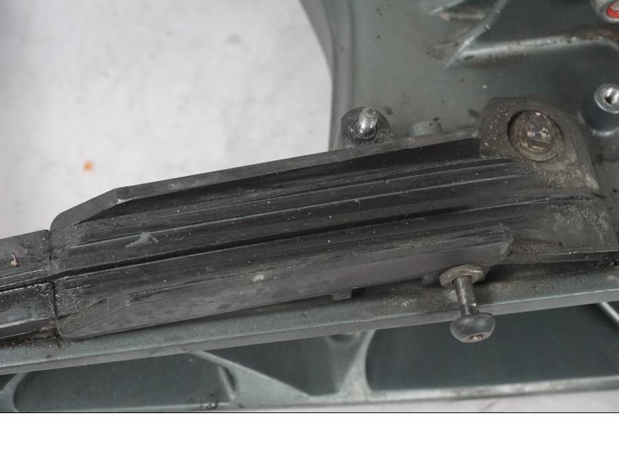 Höger sida på Sving från en KTM 390 Duke -2018 motorcykel.