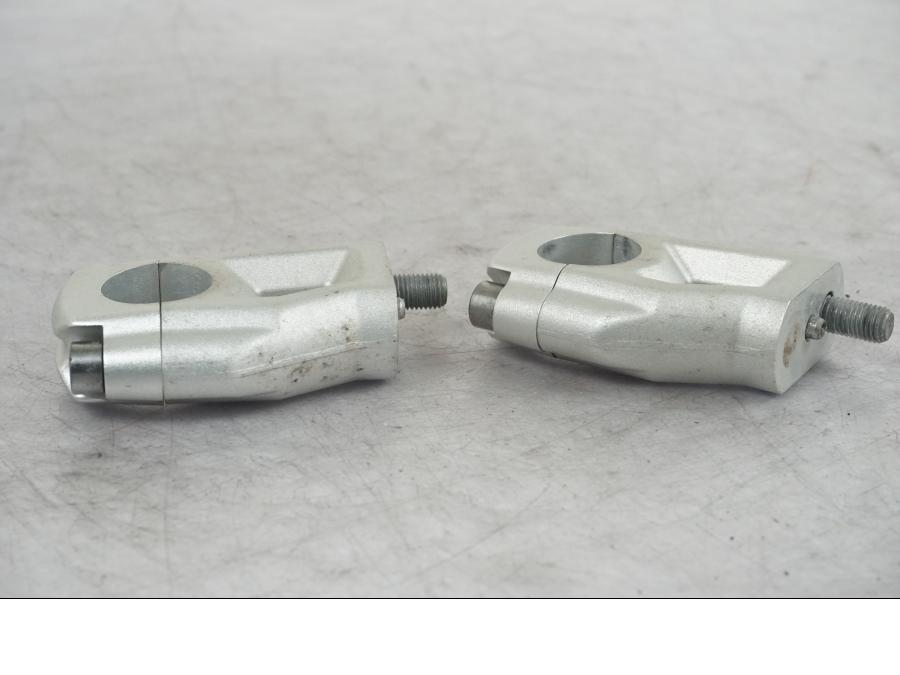 Baksidan på Styrfäste från en Triumph Tiger Explorer -2013 motorcykel.