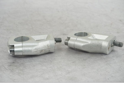 Baksidan på Styrfäste från en Triumph Tiger Explorer -2013 motorcykel.