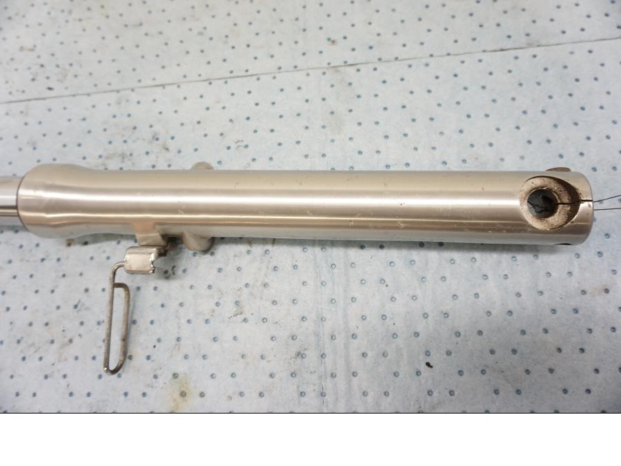 Höger sida på Gaffelben från en Kawasaki EN 500 -1999 motorcykel.