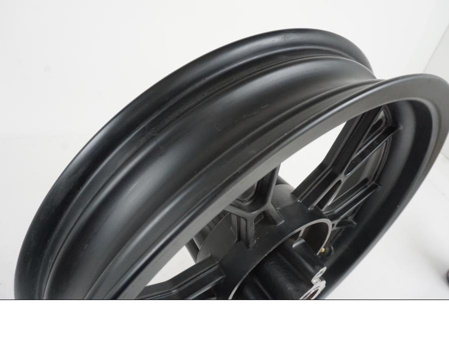 Snett uppifrån på <p>Fälg bak till GENERISK 50 2T 2009 i bra skick, har små repor, se bilder</p> motorcykel.