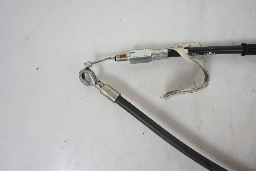 Vänster sida på Kopplingsvajer från en H-D Softail Sport Glide FLSB -2022 motorcykel.