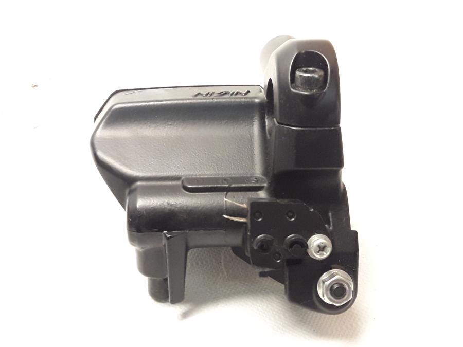 Baksidan på Bromshuvudcylinder från en Kawasaki Z 800 -2015 motorcykel.