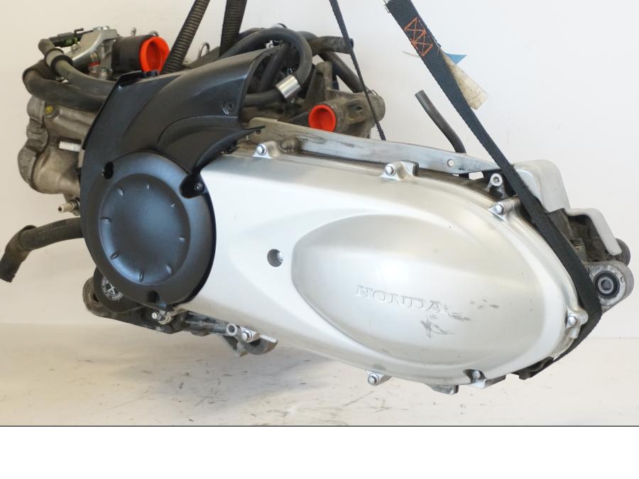 Baksidan på Motor från en Honda SH 300 A -2011 scooter.