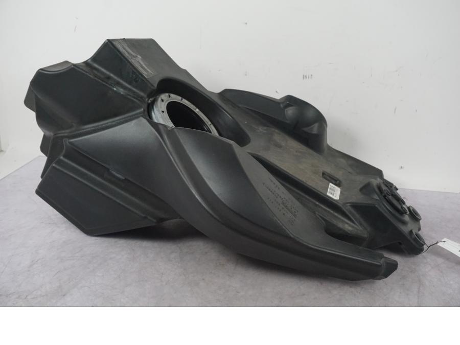 Snett nerifrån på Bensintank från en BMW F 800 R -2018 motorcykel.