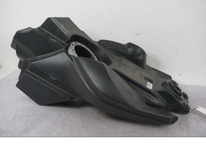 Snett nerifrån på Bensintank från en BMW F 800 R -2018 motorcykel.