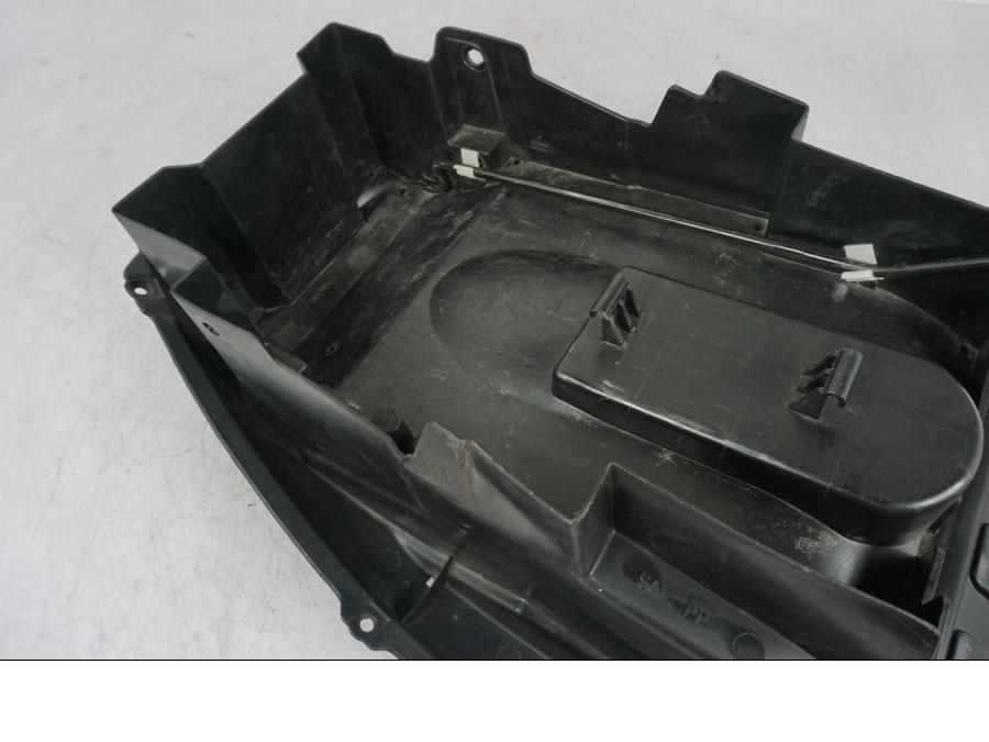 Snett uppifrån på Undertail från en Suzuki GSX 1300 RX -1999 motorcykel.