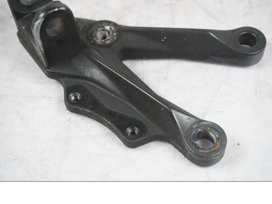 Baksidan på Fotpinnefäste från en Kawasaki ZX-10R -2008 motorcykel.