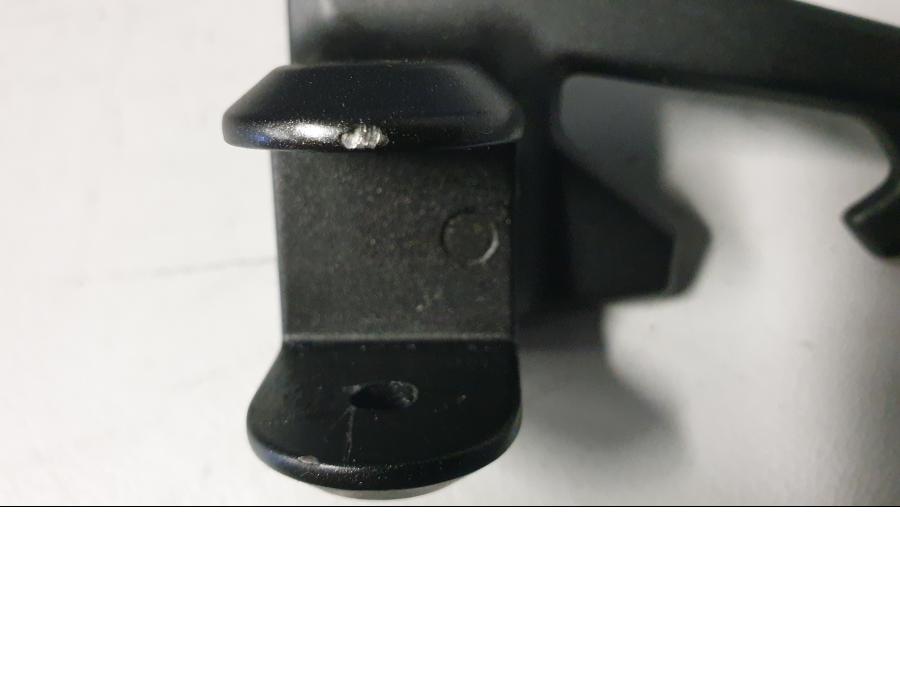 Vänster sida på Fotpinnefäste från en Kawasaki Z 900 -2017 motorcykel.