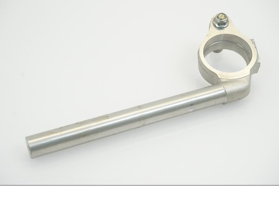 Snett nerifrån på Styre från en Suzuki GSX-R 1100 -1993 motorcykel.