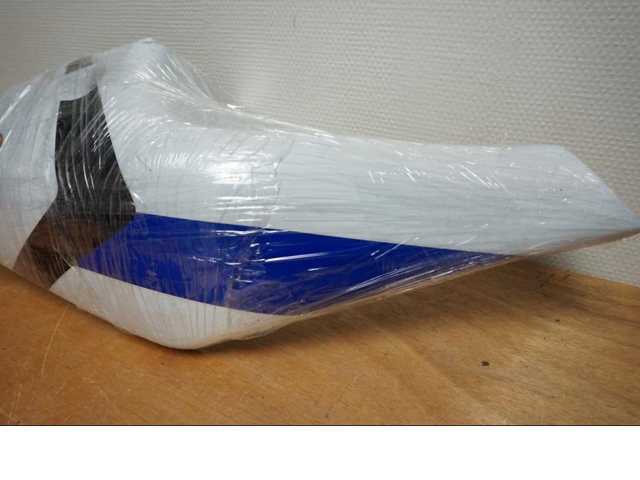 Baksidan på <p>Bakvinge höger från Suzuki GSX-R 750 1998.</p>

<p>Lättare lackskador finns.</p> motorcykel.