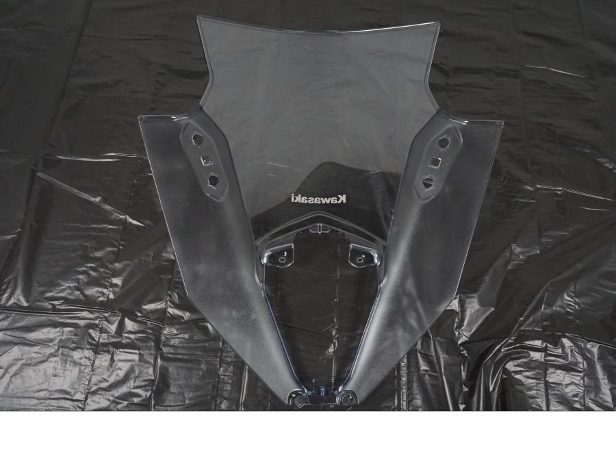 Snett uppifrån på Vindruta från en Kawasaki Ninja 650 -2022 motorcykel.