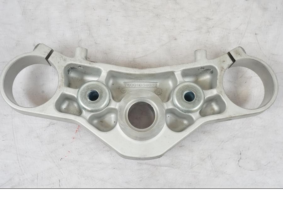 Snett uppifrån på Gaffelkrona från en KTM 690 Duke -2015 motorcykel.