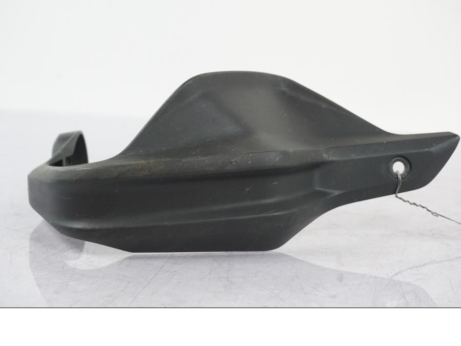 Baksidan på Handskydd från en BMW R 1250 GSA -2024 motorcykel.