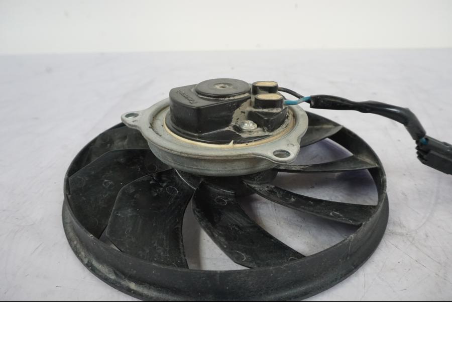 Snett uppifrån på Vattenkylfläkt från en Honda VFR 1200 -2010 motorcykel.