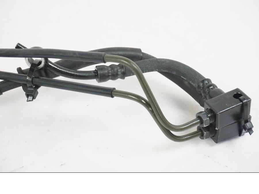 Snett uppifrån på Bromsledning från en Yamaha MT-07 -2019 motorcykel.