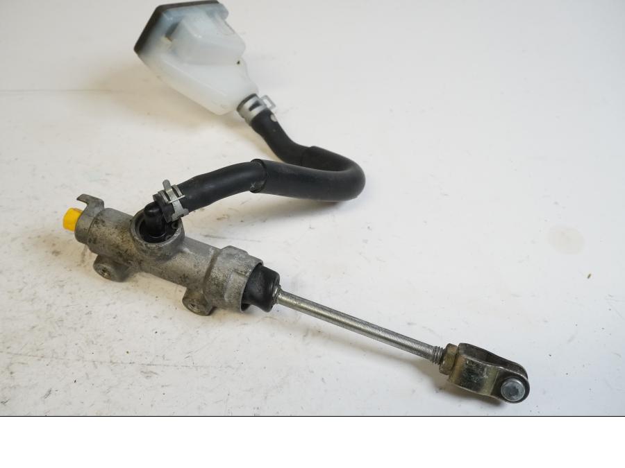 Framsidan på Bromshuvudcylinder från en Suzuki DL 1000 -2006 motorcykel.