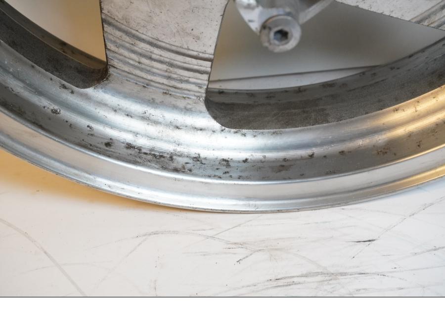 Höger sida på Fälg från en Kawasaki VN 1500 Classic Tourer -2003 motorcykel.