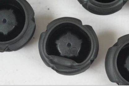 Snett uppifrån på Täcklock från en KTM 1290 Super Duke R EVO -2023 motorcykel.