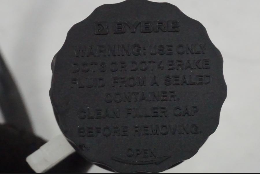 Vänster sida på Bromsvätskebehållare från en KTM 390 Adventure -2021 motorcykel.