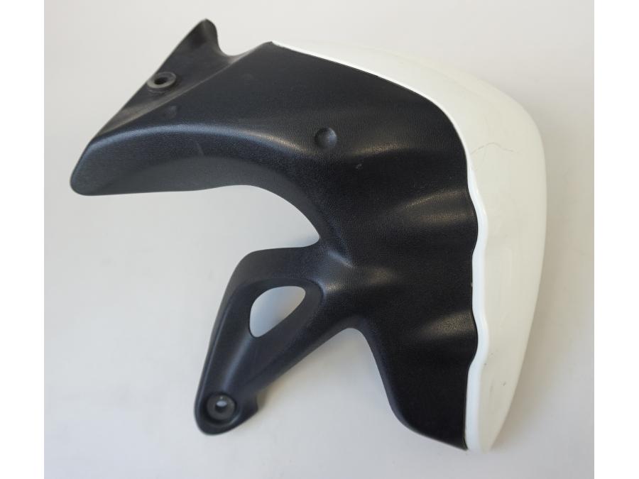 Framsidan på Vattenkylkåpa från en Suzuki SFV 650 A Gladius -2012 motorcykel.