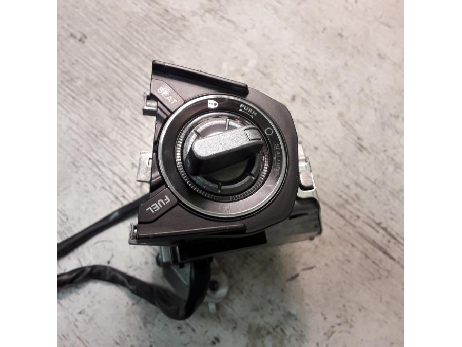 Baksidan på Låssats från en Honda ADV 750 -2017 motorcykel.