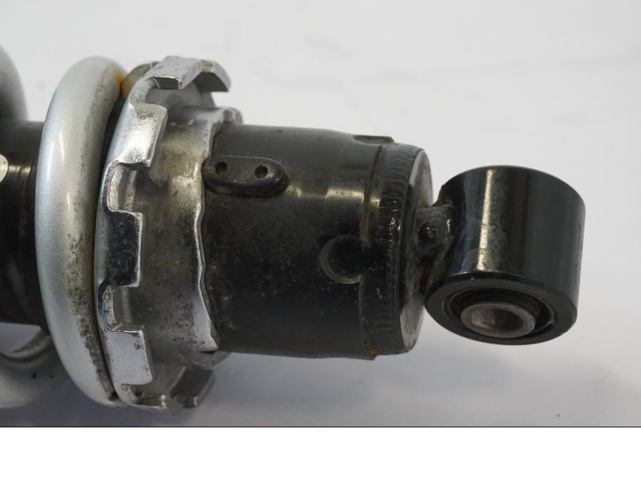 Vänster sida på Stötdämpare från en Yamaha MT-07 -2018 motorcykel.